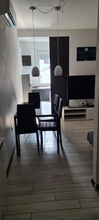 Apartments Peti Pula Luaran gambar