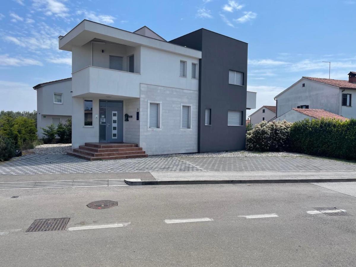 Apartments Peti Pula Luaran gambar