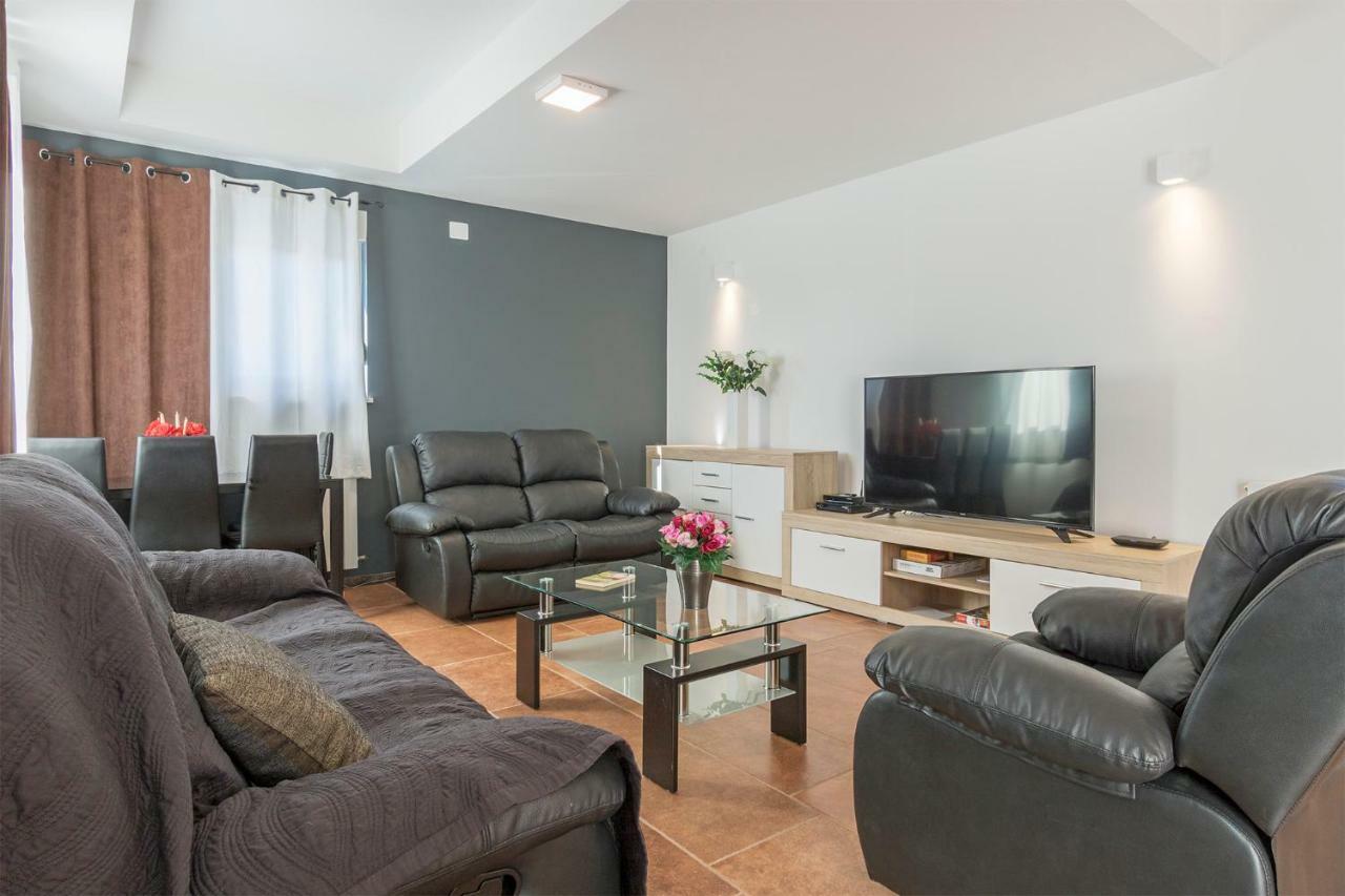 Apartments Peti Pula Luaran gambar